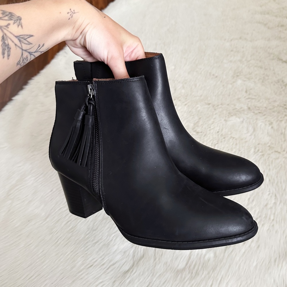 Vionic Madeline Leather Ankle Boots in Black